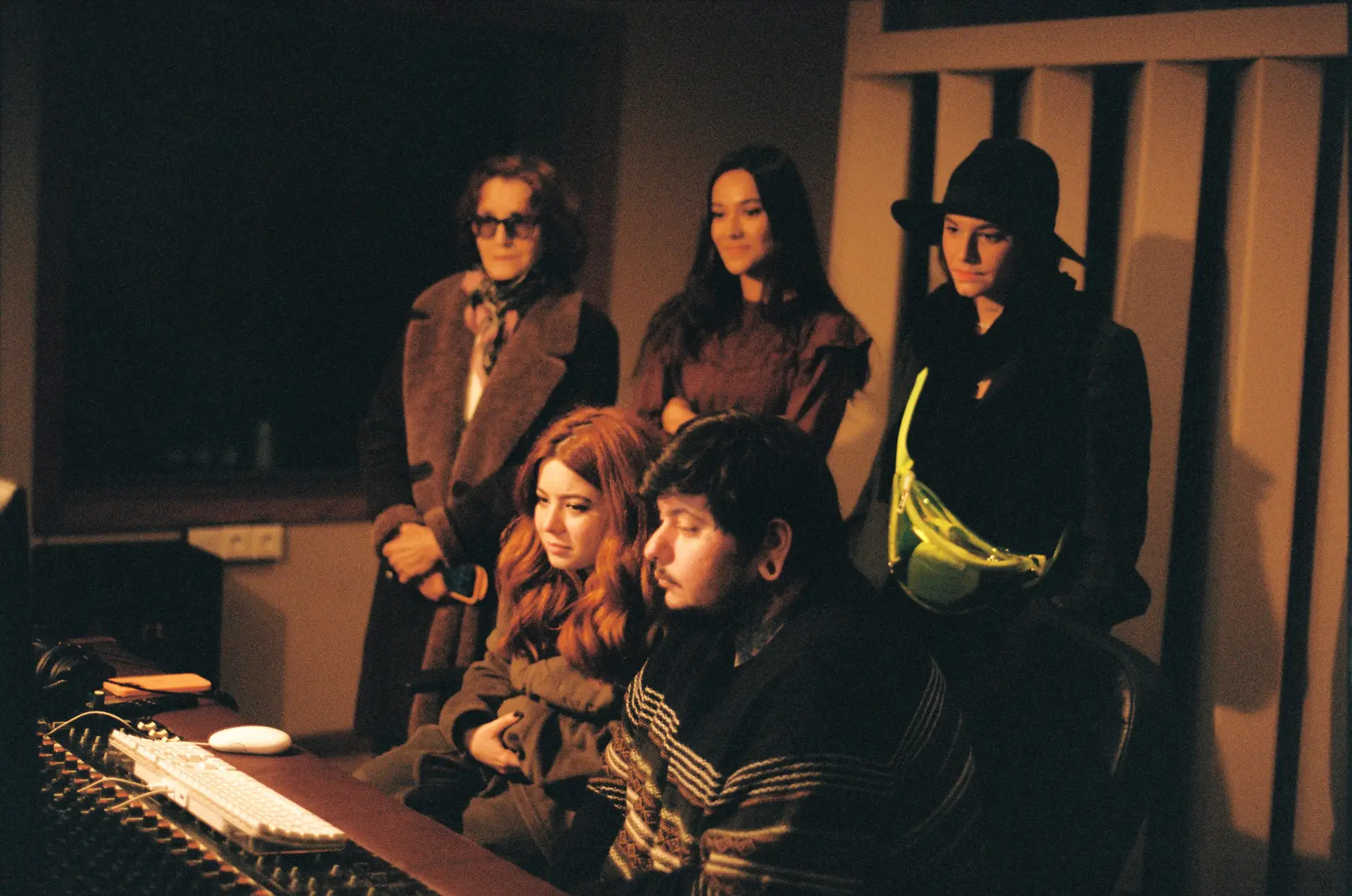Agir em estúdio nas gravações do álbum "Cantar Carneiros" com as convidadas Bárbara Tinoco, Isabel Ruth, Tainá e Milhanas