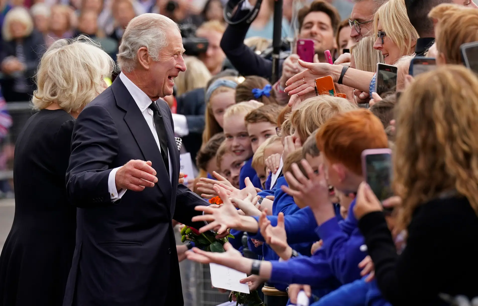 Carlos III contactou a população norte-irlandesa à chegada ao castelo de Hillsborough, onde se reuniu com políticos de todas as sensibilidades 