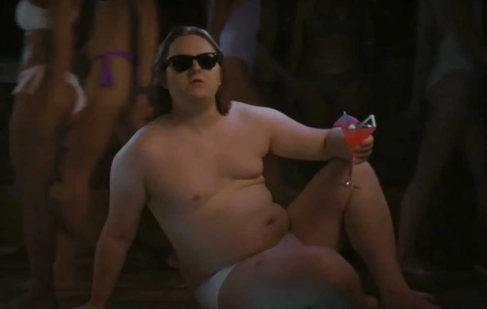 Lewis Capaldi recria ‘Club Tropicana’, videoclip icónico dos Wham!: com calor e um coquetel na mão
