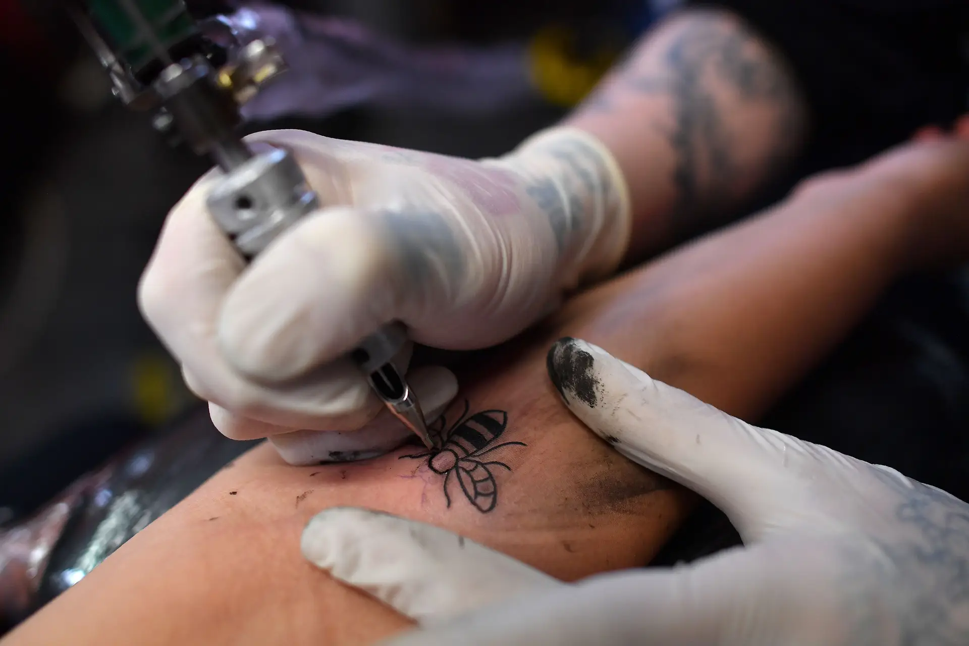Em Portugal não há legislação específica para atividade do tatuador, um fiscalizador especializado ou uma entidade responsável pela vigilância de reações adversas. Contudo, as tintas e forma de descarte de resíduos estão regulados.