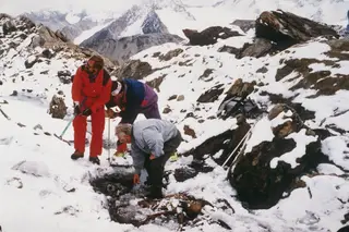 Ötzi, a múmia com cerca de cinco mil anos, foi descoberto em 1991 nos Alpes. Nos braços, pernas e tórax tinha desenhadas 61 linhas retas paralelas. São consideradas as tatuagens mais antigas do mundo
