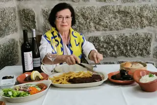 Ao ataque, Maria José, com o Bife à Caetano, de carne Arouquesa