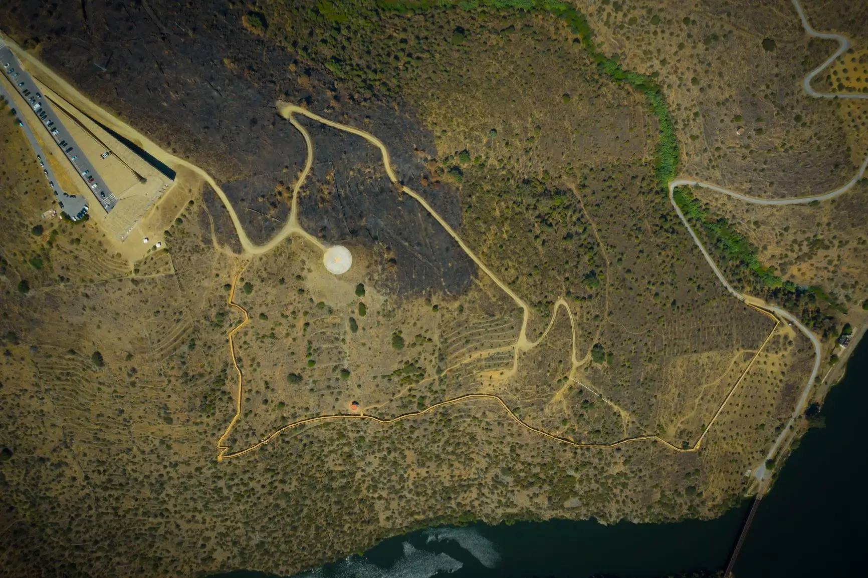 A paisagem é marcada por encostas agrestes e socalcos