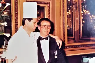 Fernando Lopes com Horácio Pereira da Silva, o último chef durante a sua gestão, no dia da entrega da Medalha de Prata de Mérito Profissional