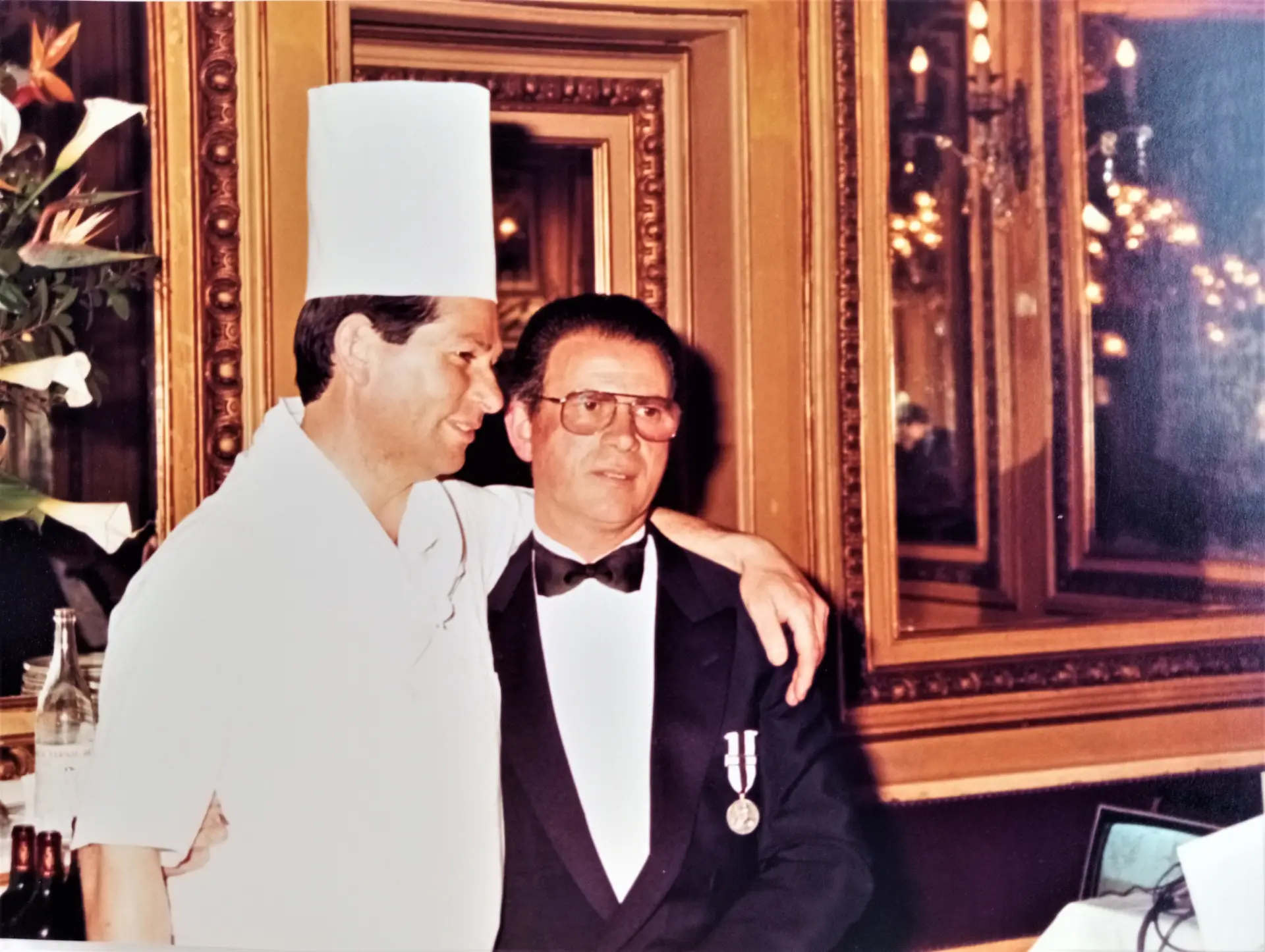 Fernando Lopes com Horácio Pereira da Silva, o último chef durante a sua gestão, no dia da entrega da Medalha de Prata de Mérito Profissional