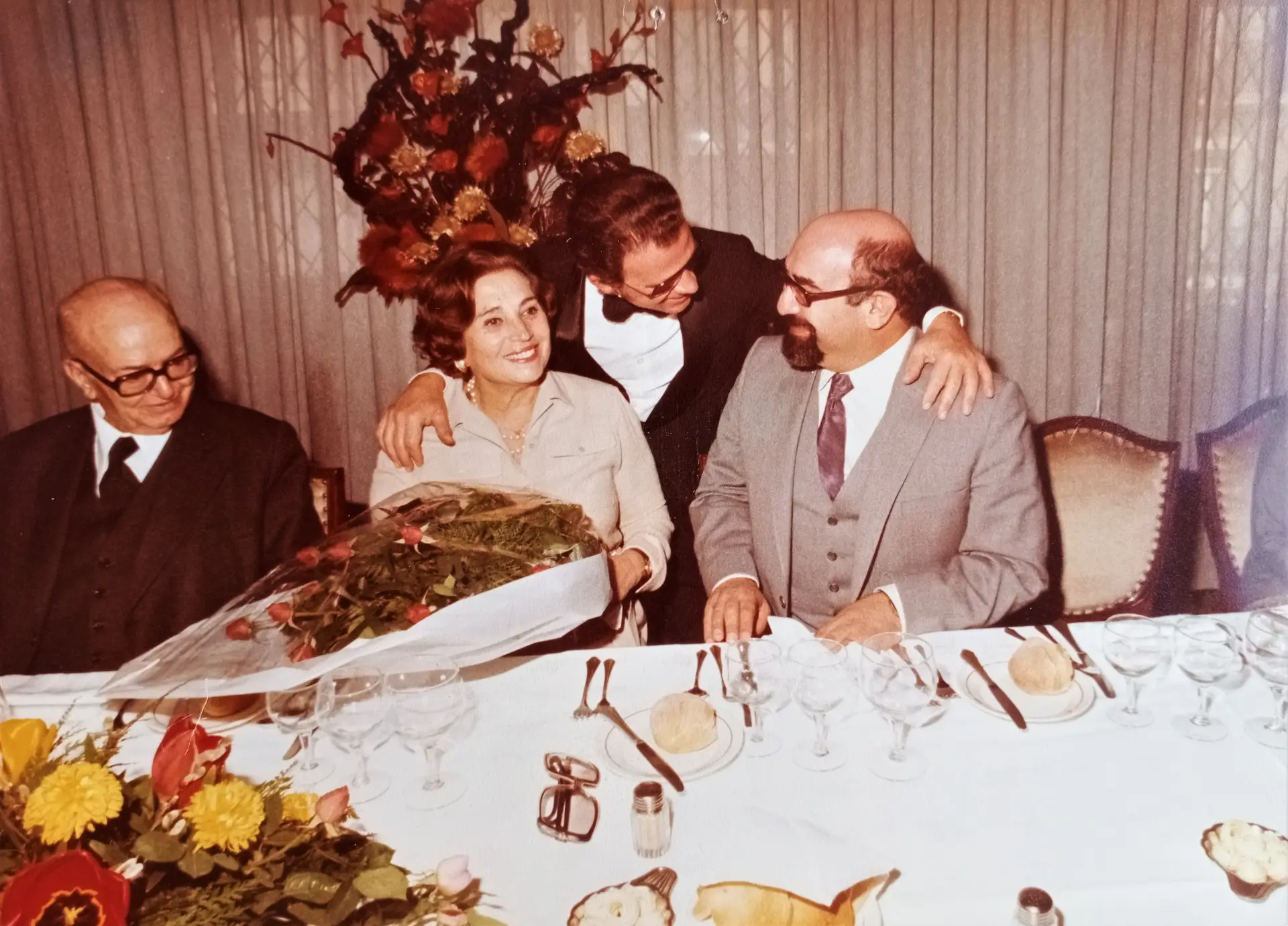 Fernando Lopes com Vera Lagoa e o marido no primeiro piso do Tavares