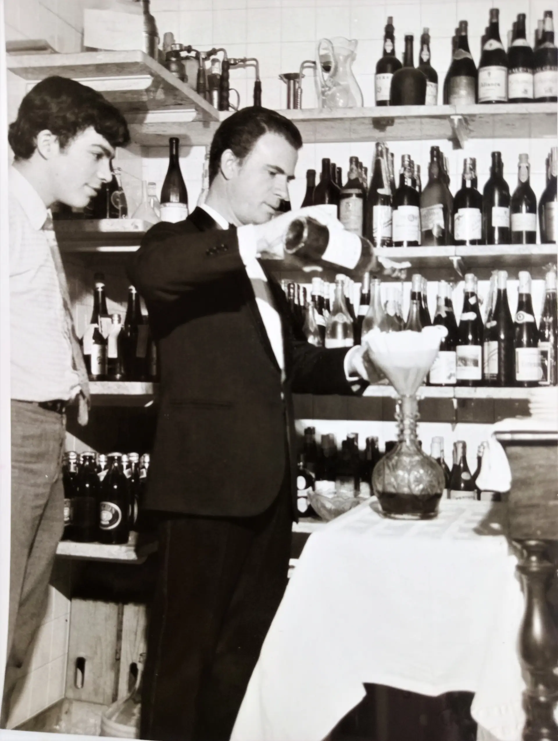 Fernando Lopes decanta um vinho a 20 de março de 1972, no economato do primeiro piso do restaurante