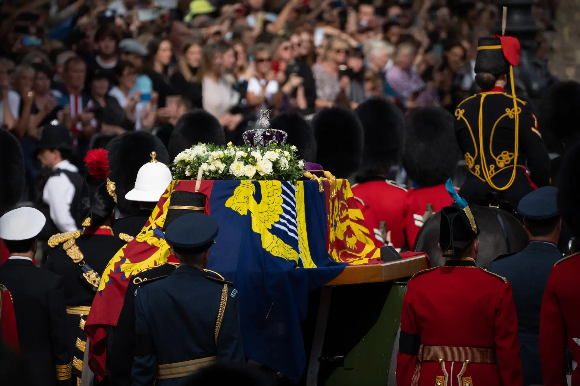Dezenas de milhares de pessoas encheram as ruas do centro de Londres para ver passar o caixão de Isabel II
