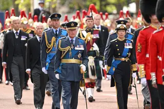 Carlos III, ladeado pela irmã Ana e seguido por familiares, seguiu a pé o caixão da mãe, do palácio de Buckingham até ao Parlamento