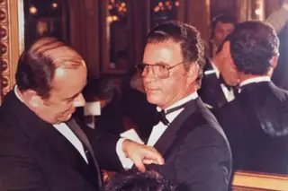 O presidente da Câmara de Lisboa, Krus Abecassis entrega a Fernando Lopes a Medalha de Prata de Mérito Profissional