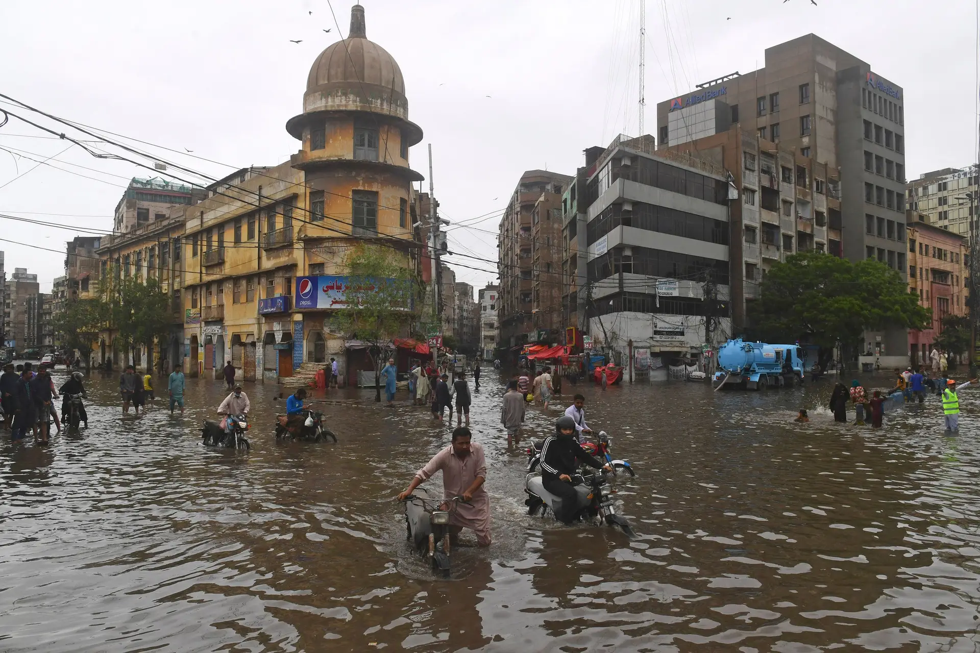 O caos citadinho acentuou-se em Karachi