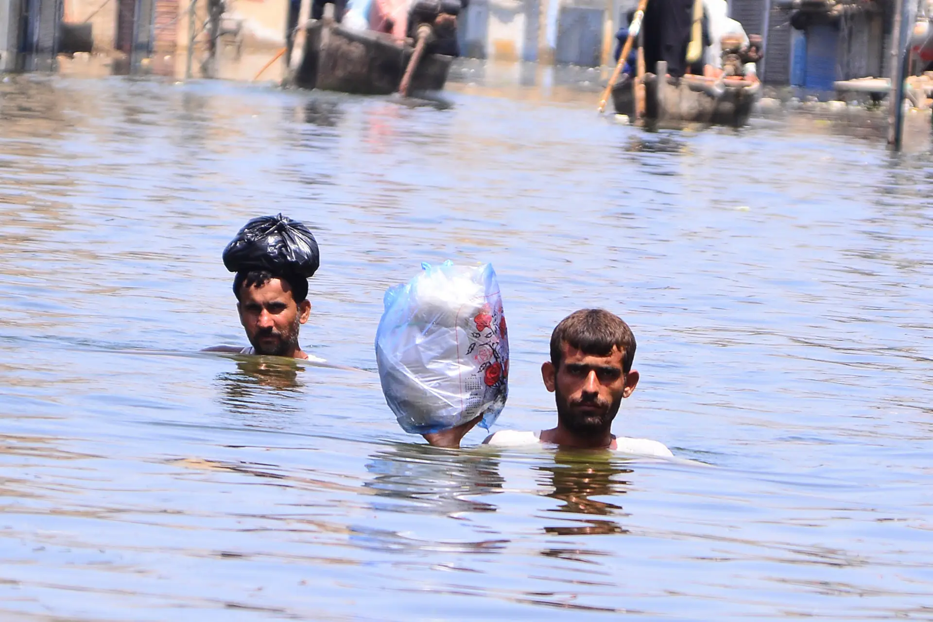 Água pelo pescoço, numa zona da província de Sindh, no sul do Paquistão