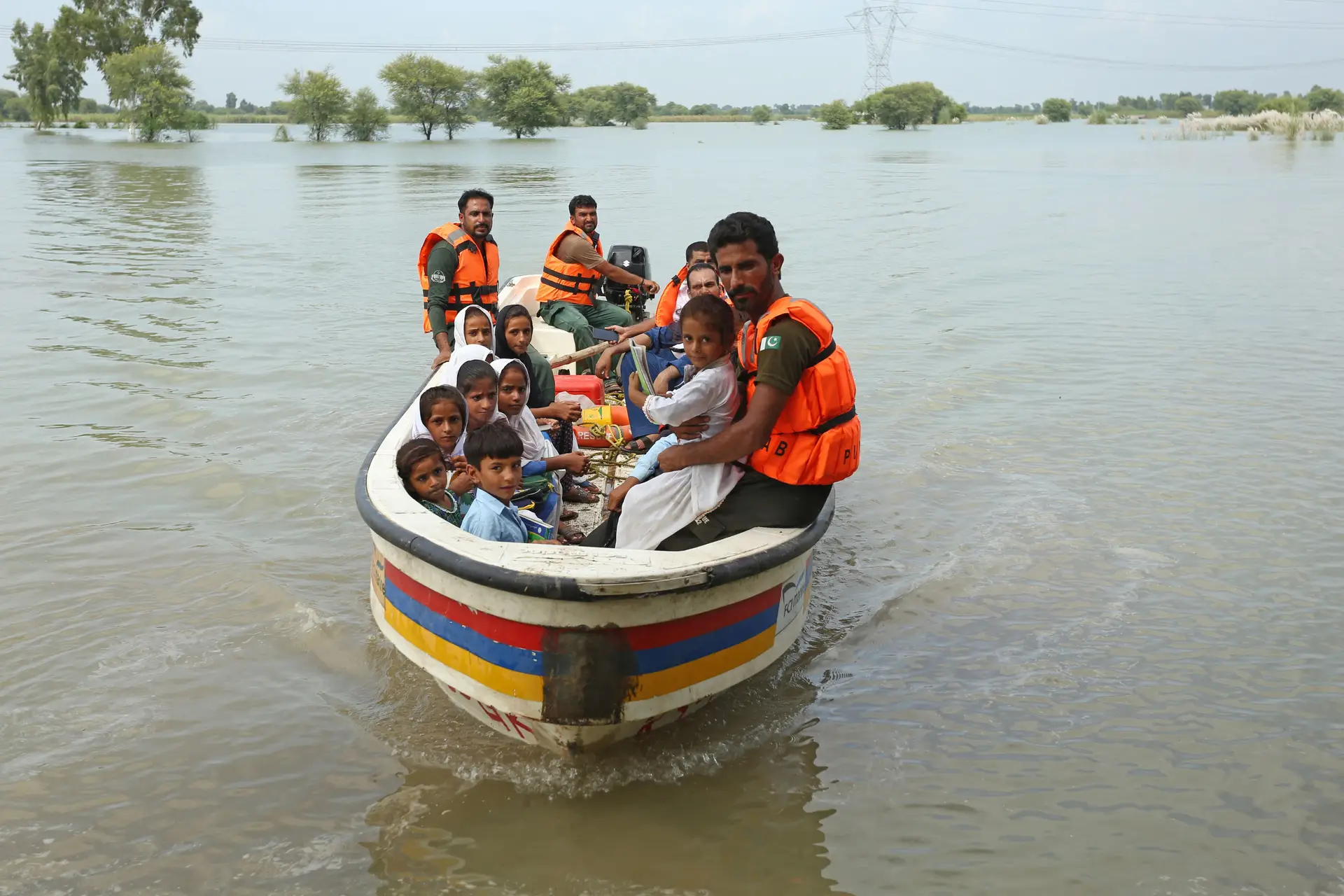 Um novo ano letivo começou e, em Dera Ghazi Khan, o caminho para a escola só é mesmo possível de barco