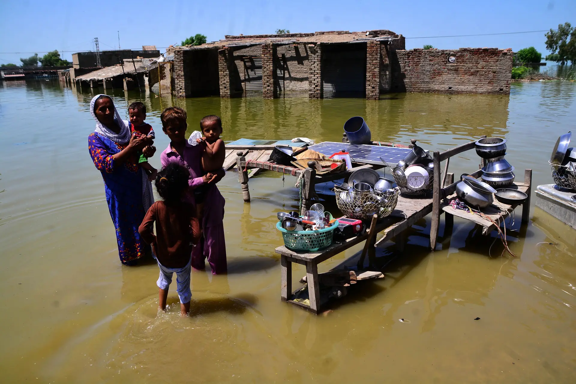 Com a casa inabitável, esta família salvou a louça que pode e espera por abrigo, em Khairpur