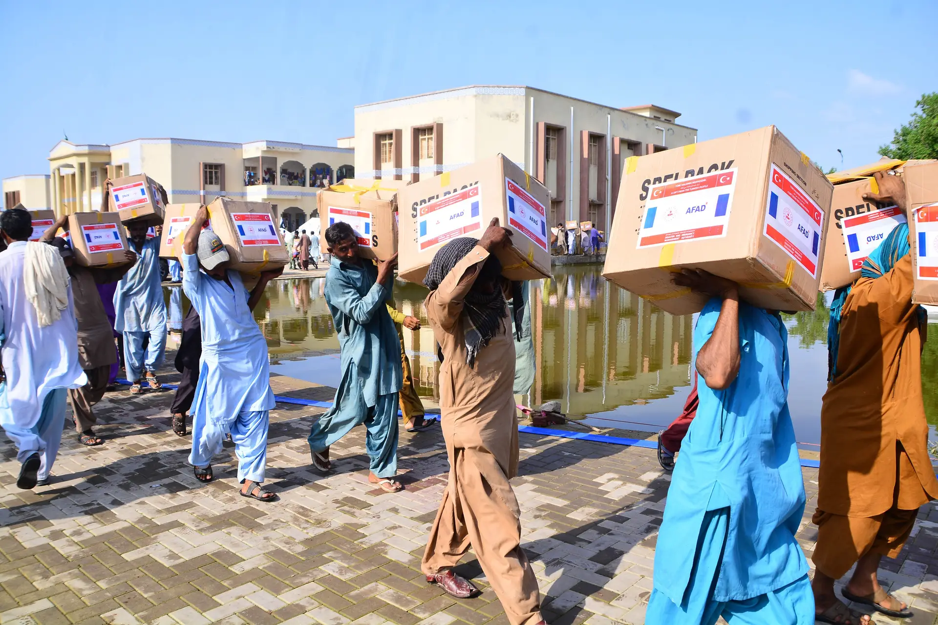 Distribuição de ajuda alimentar doada pela Turquia, em Mirpur Khan