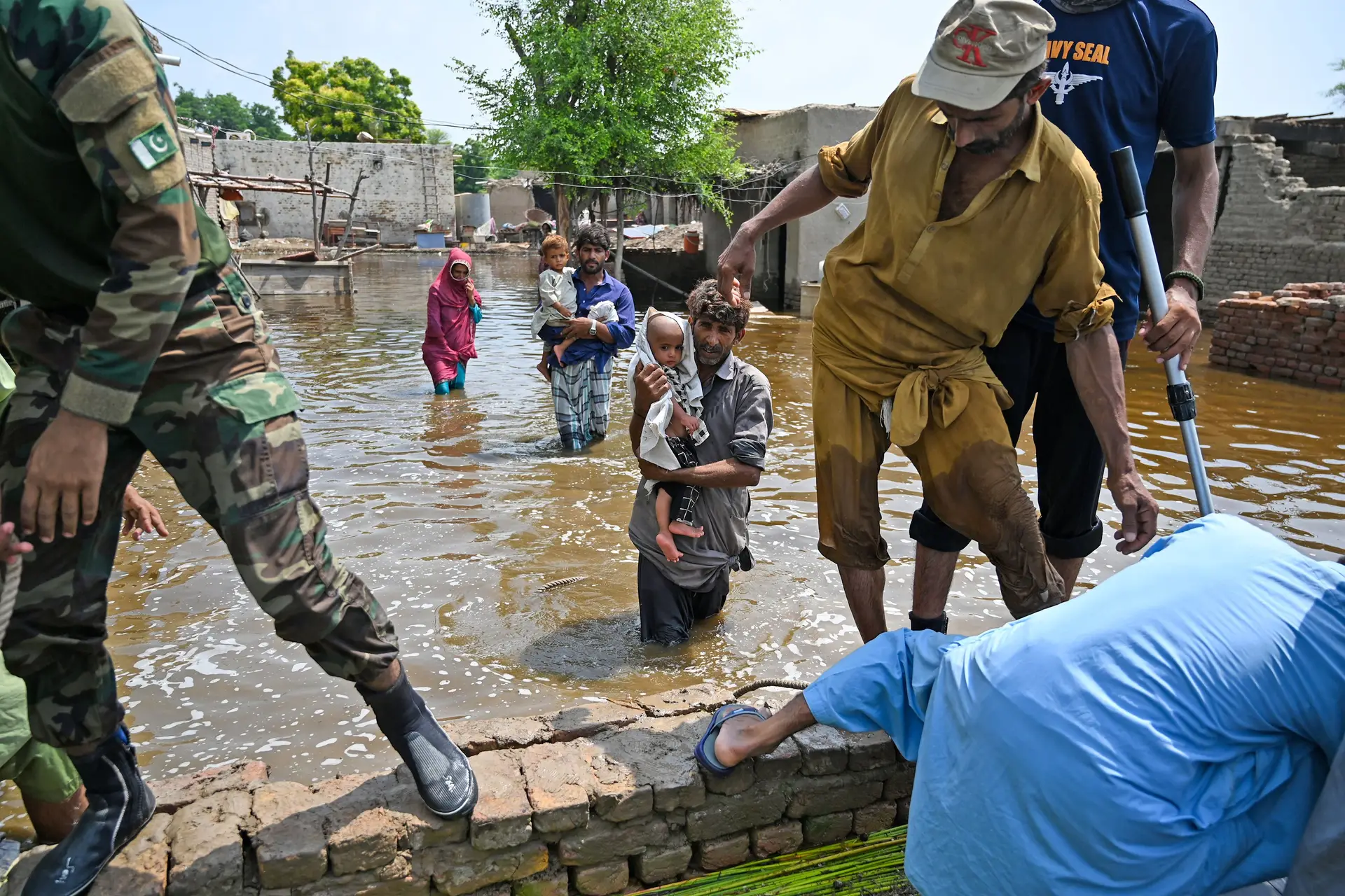 Militares da Marinha paquistanesa asseguram ações de resgate de populações, nas áreas mais afetadas