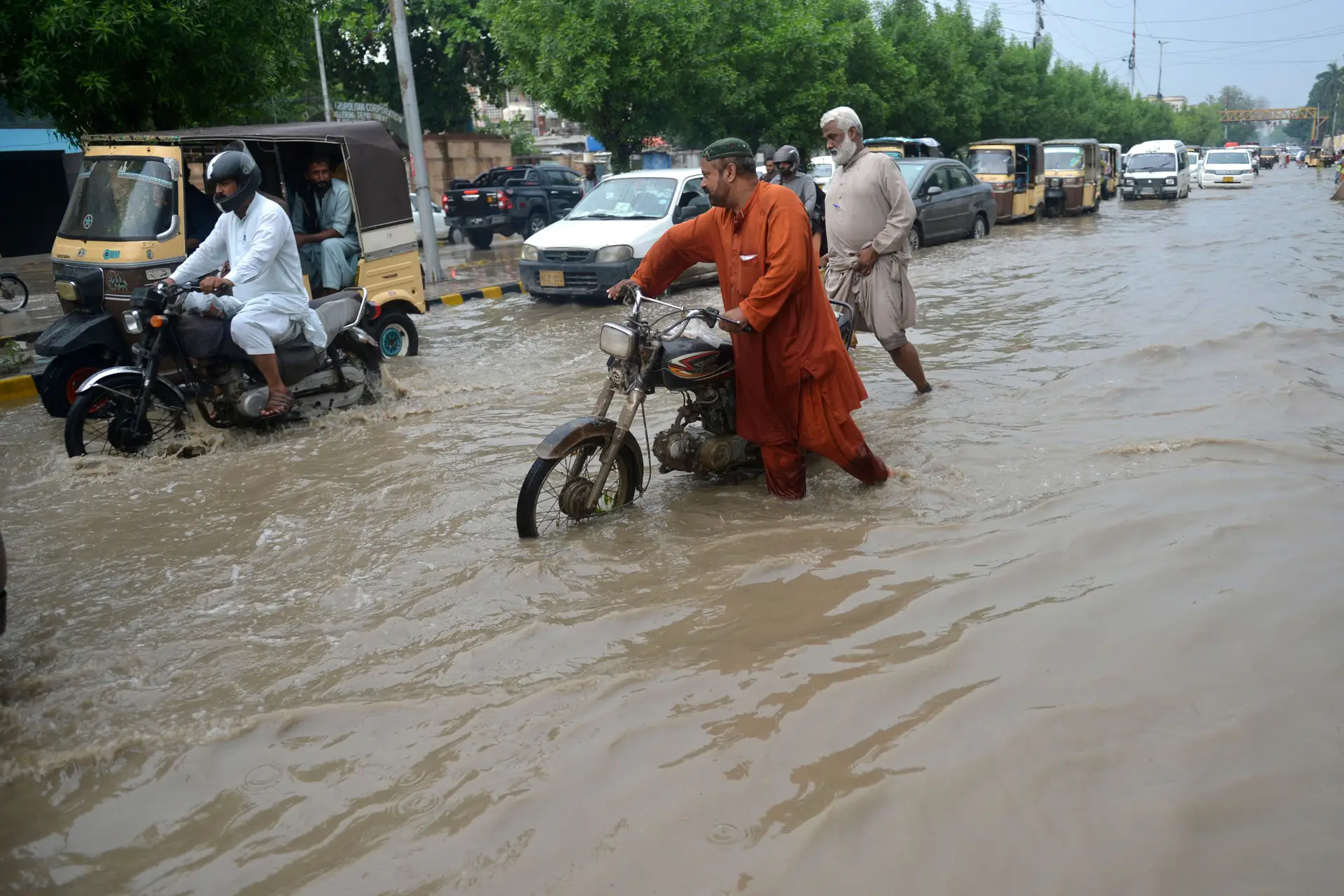 Dificuldades acrescidas nas ruas de Karachi, a maior cidade do Paquistão, com mais de 16 milhões de habitantes