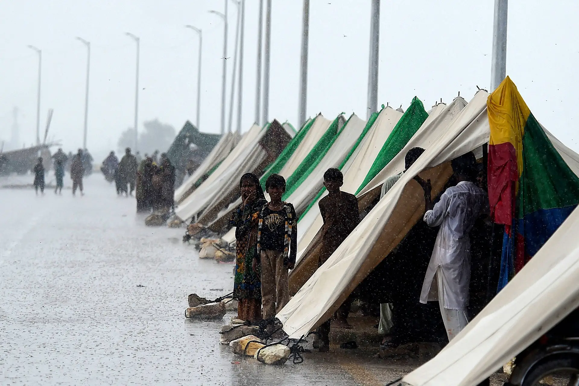Ficaram sem casa, vivem na berma de uma estrada, em Sukkur, e não veem a hora da chuva parar de cair