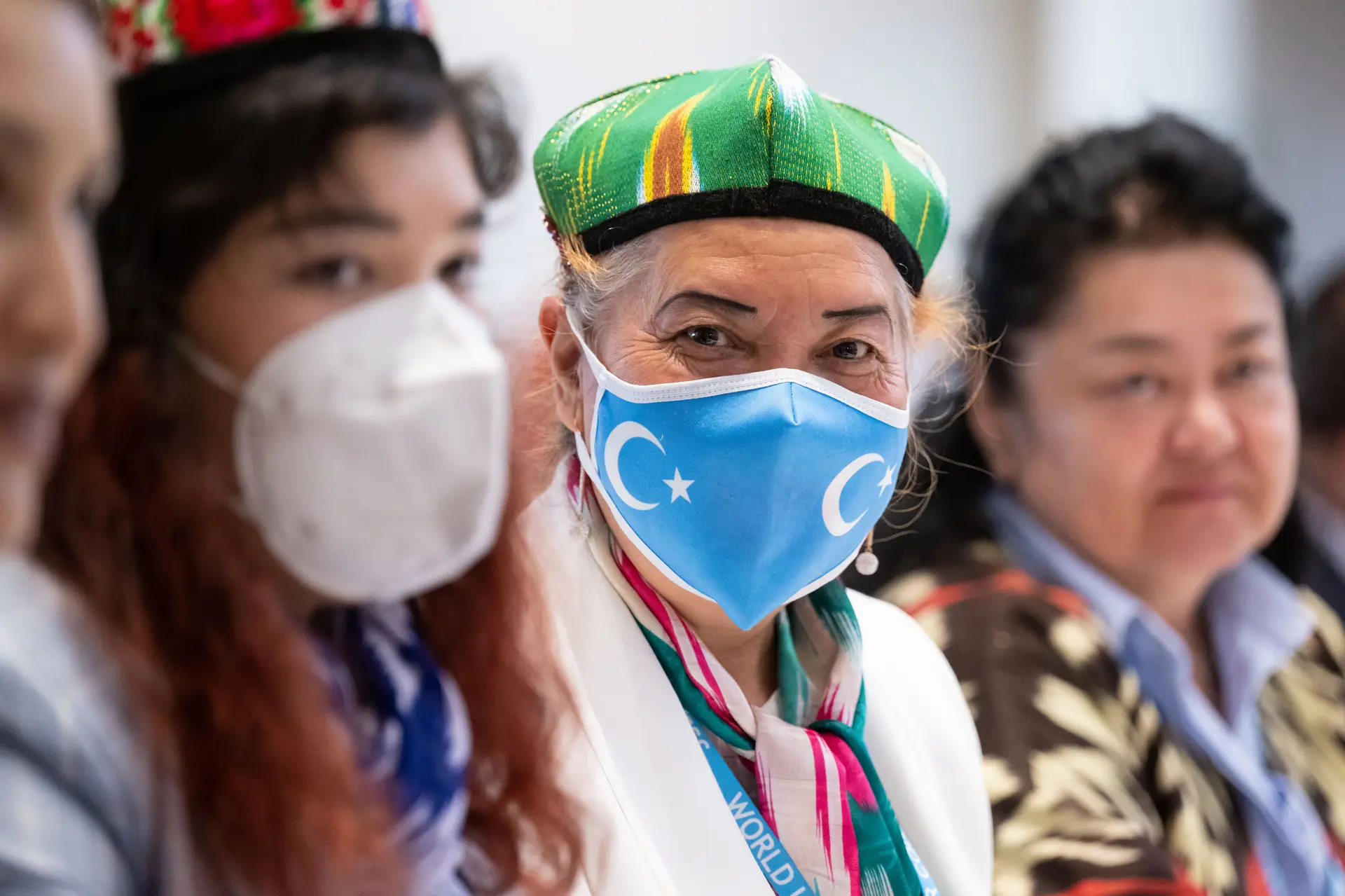 Ativista pela causa da minoria muçulmana residente na província chinesa de Xinjiang, os uigur, usa uma máscara com o símbolo do movimento independentista da região