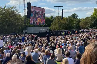 Multidão em Hyde Park para assistir em ecrãs gigantes ao cortejo fúnebre de Isabel II