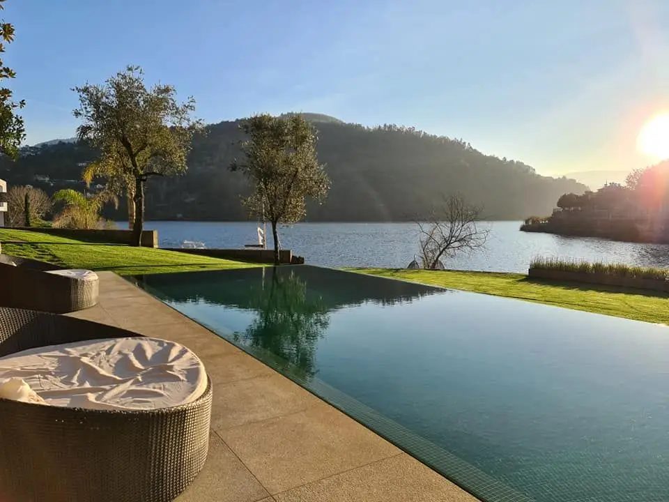 Douro Suítes - Num dos socalcos deste refúgio de natureza e tranquilidade fica a piscina, virada a esta resguardada zona do rio.