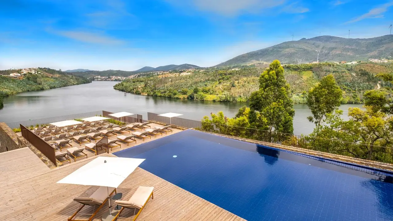 Octant Hotel Douro - Tirando partido da soberba localização, nas duas piscinas exteriores deste fabuloso hotel pode nadar a qualquer hora do dia e da noite.