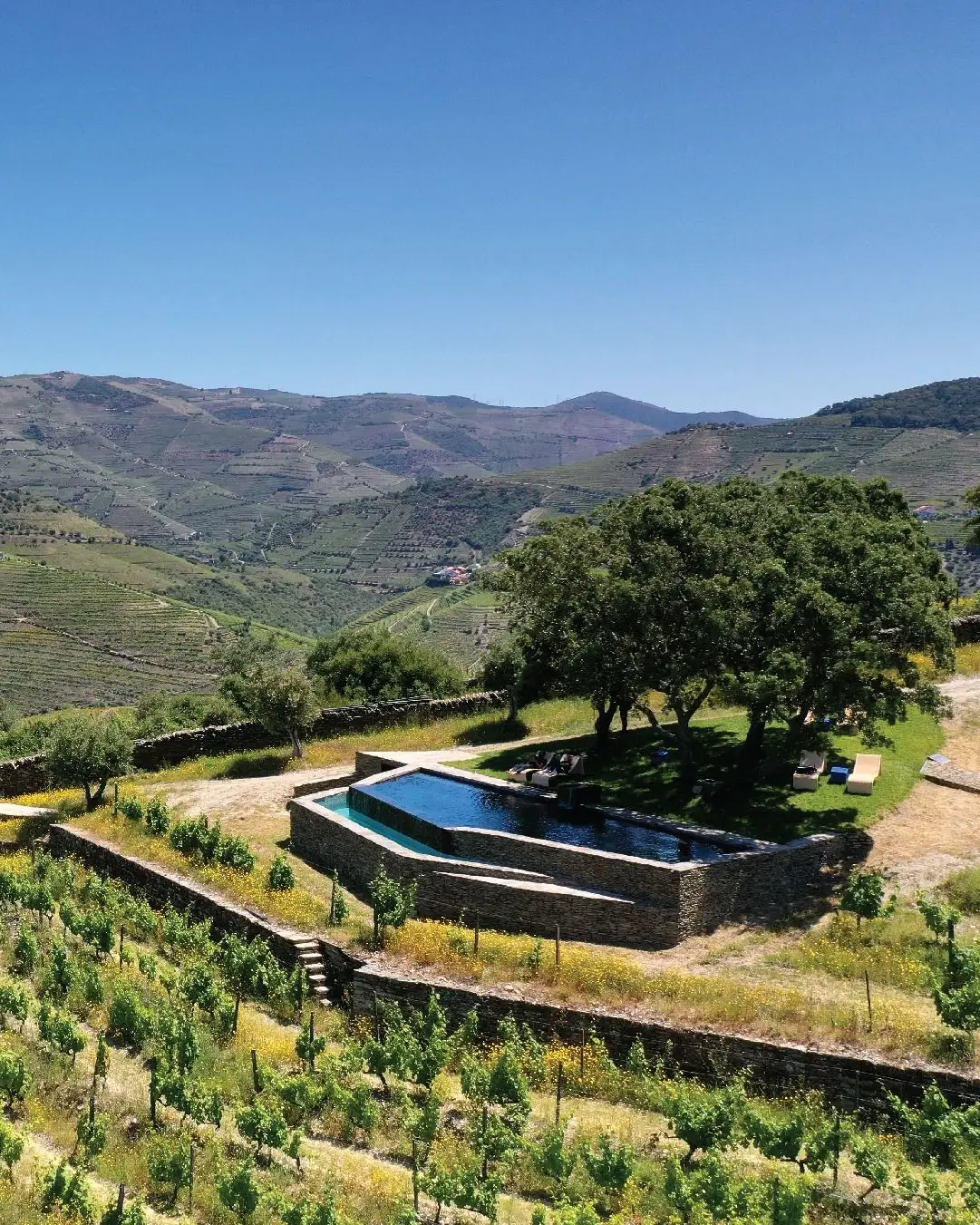 Quinta da Côrte - Encavalitada entre as vinhas, com vista sobre os socalcos que moldam a paisagem e o rio, fica afastada da casa principal e por isso é um refúgio tranquilo para mergulhar e relaxar.