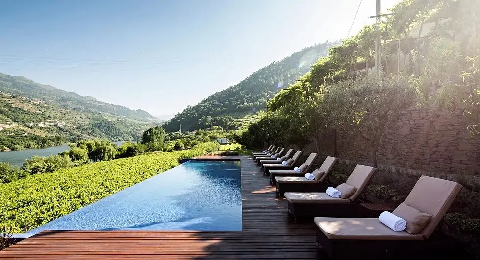 Quinta de São Bernardo – Winery & Farmhouse - De olhos postos no Douro, que de tão próximo se ouve correr, debruça-se esta piscina infinita.