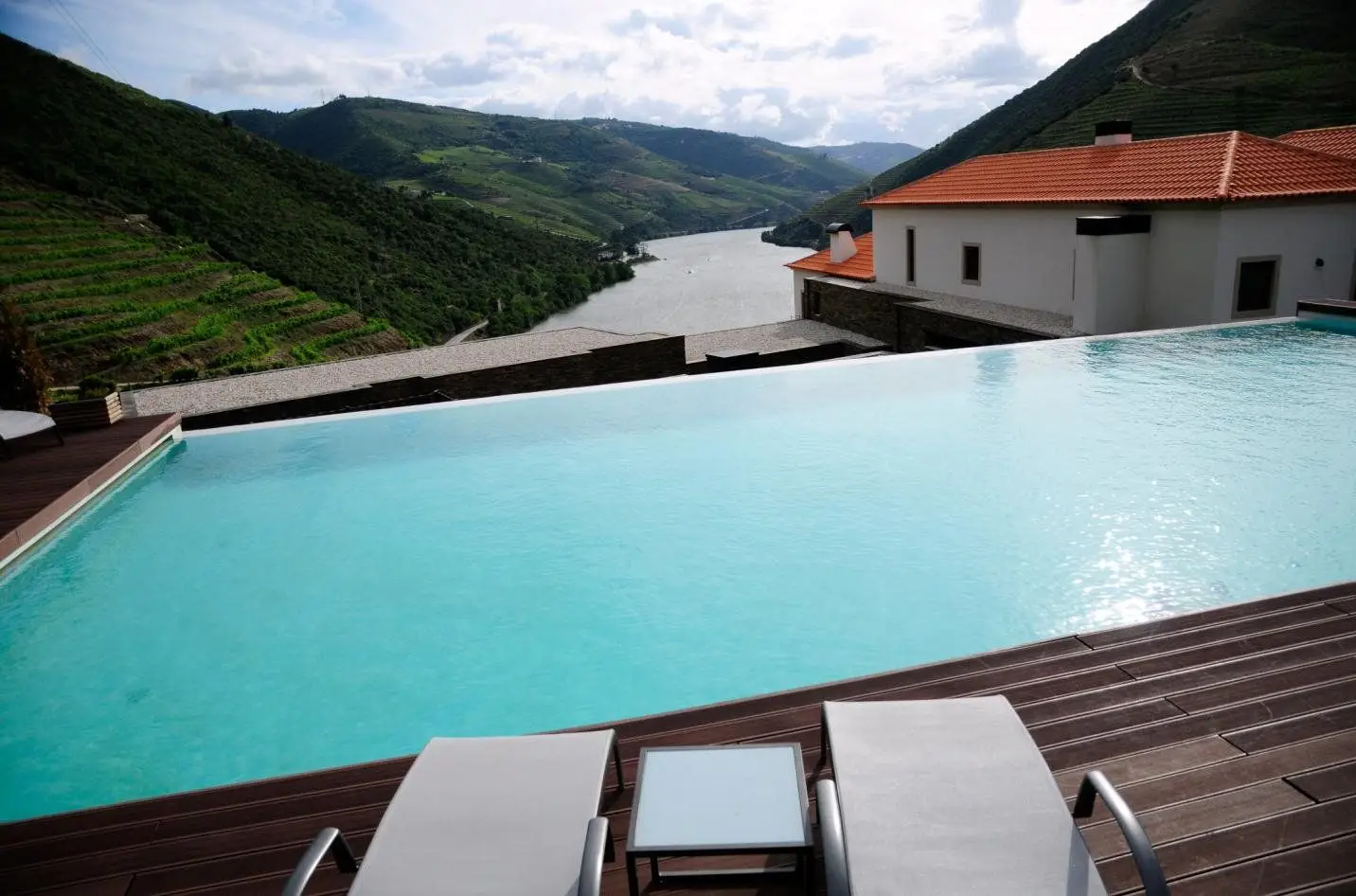 Quinta do Pégo Hotel Rural - A vista sobre o Douro é deslumbrante, não sendo de desprezar a restante paisagem, onde as vinhas predominam, mesmo ao lado de uma das mais belas estradas do mundo.