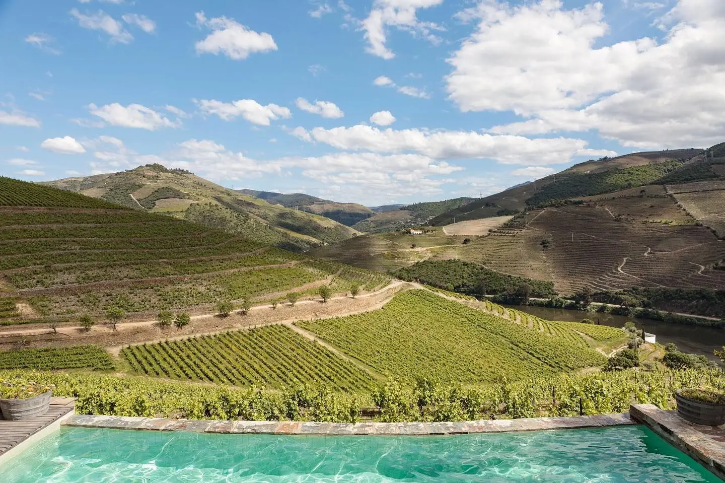 Quinta Nova De Nossa Senhora Do Carmo – Winery House - Rodeada de socalcos seculares, tranquilidade e panorâmica ímpar sobre o rio, a piscina, localizada num ponto alto da quinta, convida a abrandar.