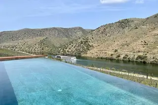 Quinta do Vallado - A nova piscina entre o laranjal, lado a lado com o correr do rio, nasceu este verão. Com deck para piqueniques, é perfeita para relaxar e bebericar um dos vinhos da casa.