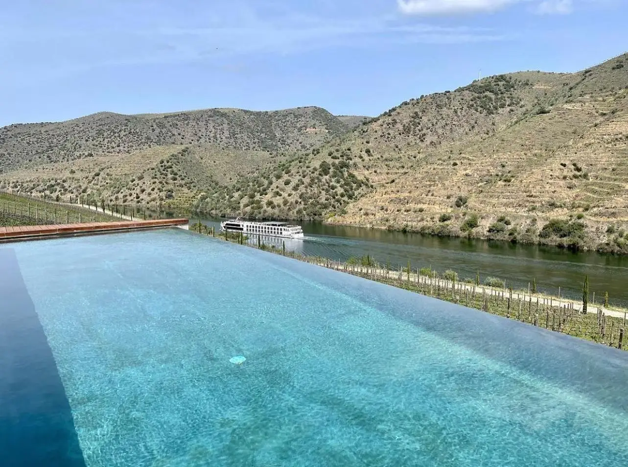 Quinta do Vallado - A nova piscina entre o laranjal, lado a lado com o correr do rio, nasceu este verão. Com deck para piqueniques, é perfeita para relaxar e bebericar um dos vinhos da casa.