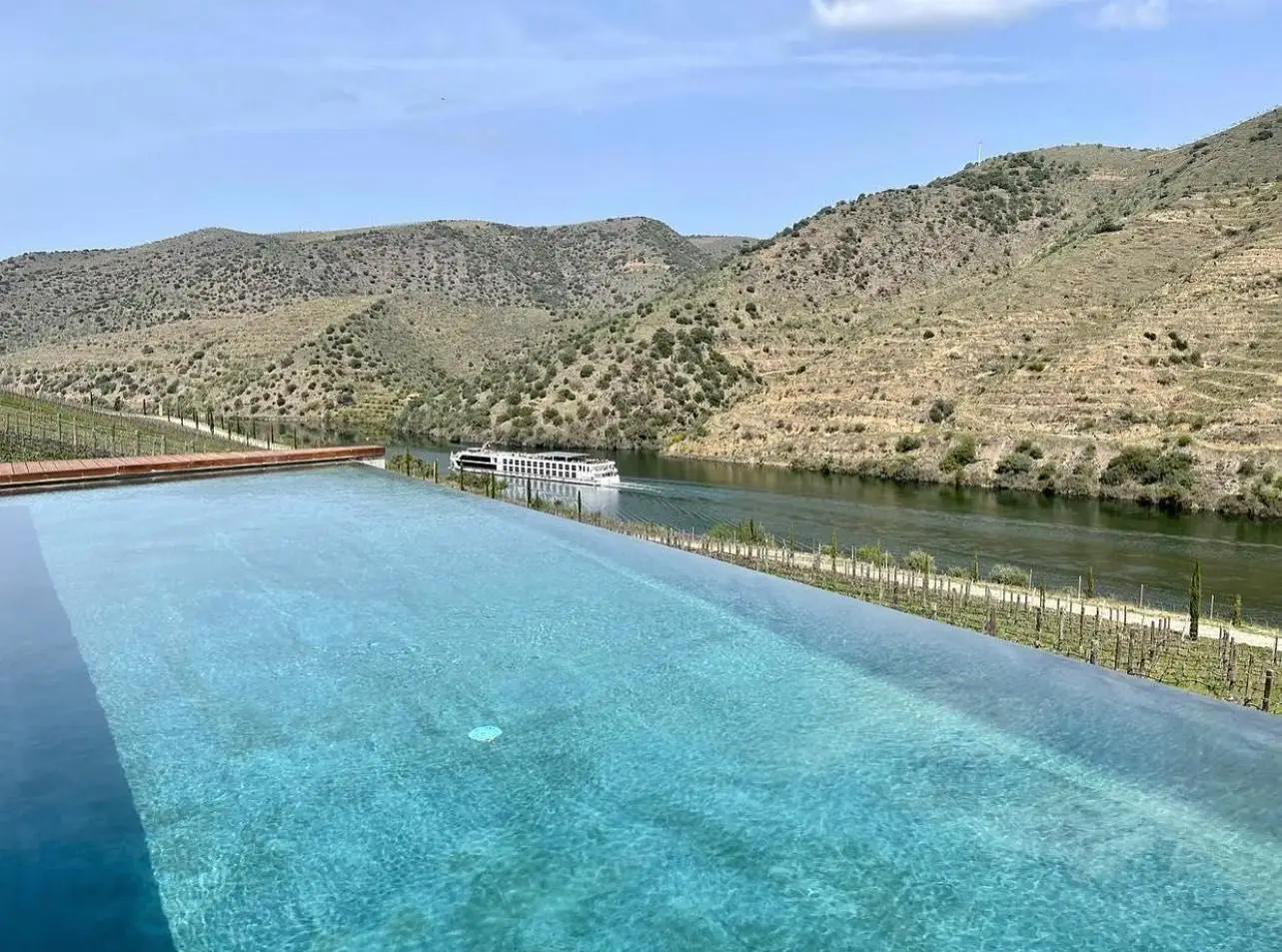 Quinta do Vallado - A nova piscina entre o laranjal, lado a lado com o correr do rio, nasceu este verão. Com deck para piqueniques, é perfeita para relaxar e bebericar um dos vinhos da casa.