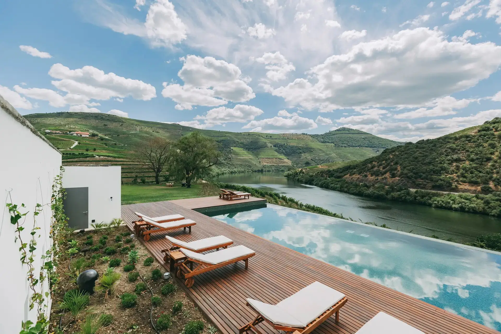 Ventozelo Hotel & Quinta - Entre os abundantes vinhedos de uma das maiores quintas do Douro encaixa-se esta piscina inspiradora, envolvida por socalcos que prolongam a vista até ao rio.