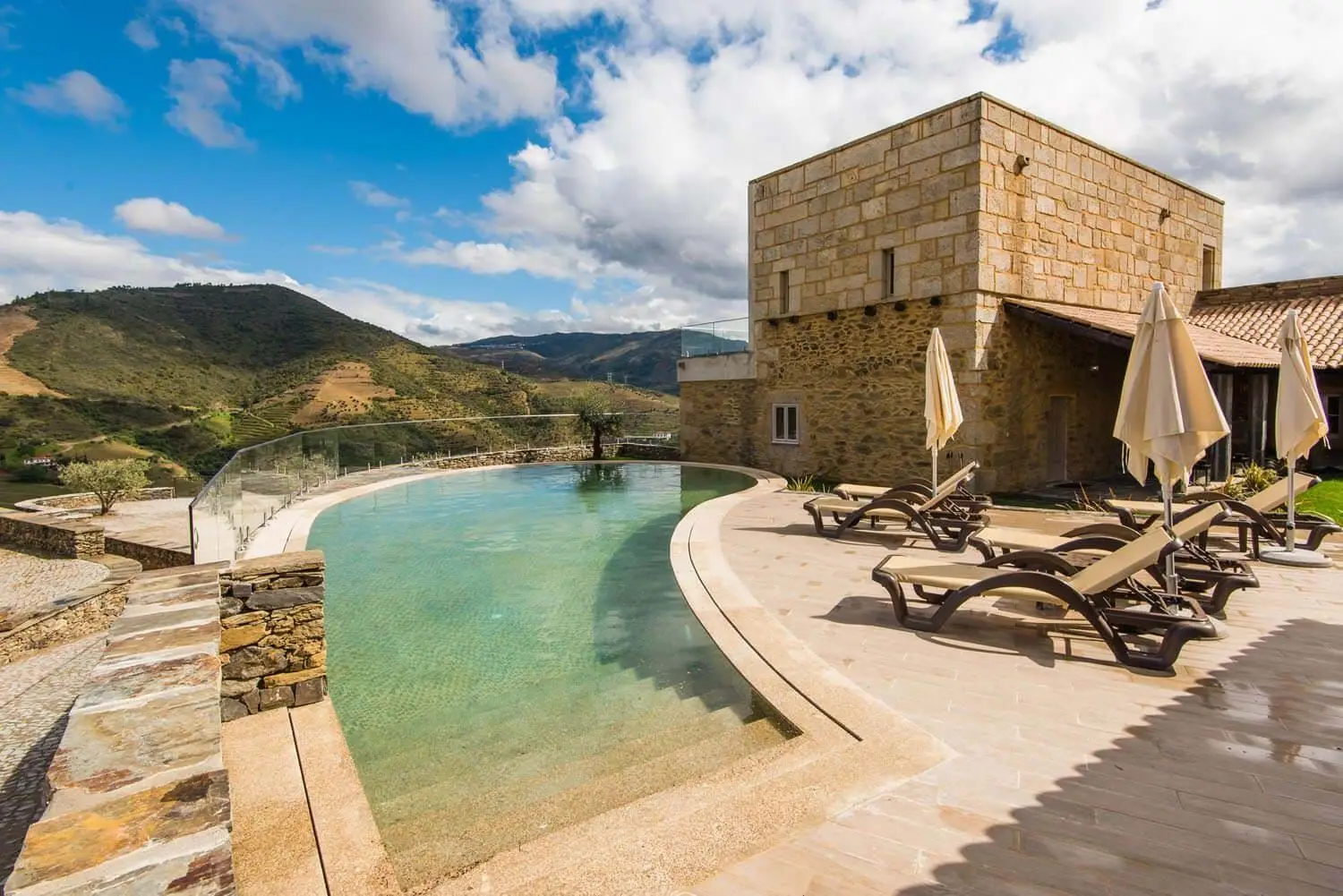 Vila Galé Douro Vineyards - A vista desta piscina panorâmica é excecional a partir do topo de uma encosta, com o rio Douro a passar lá em baixo.