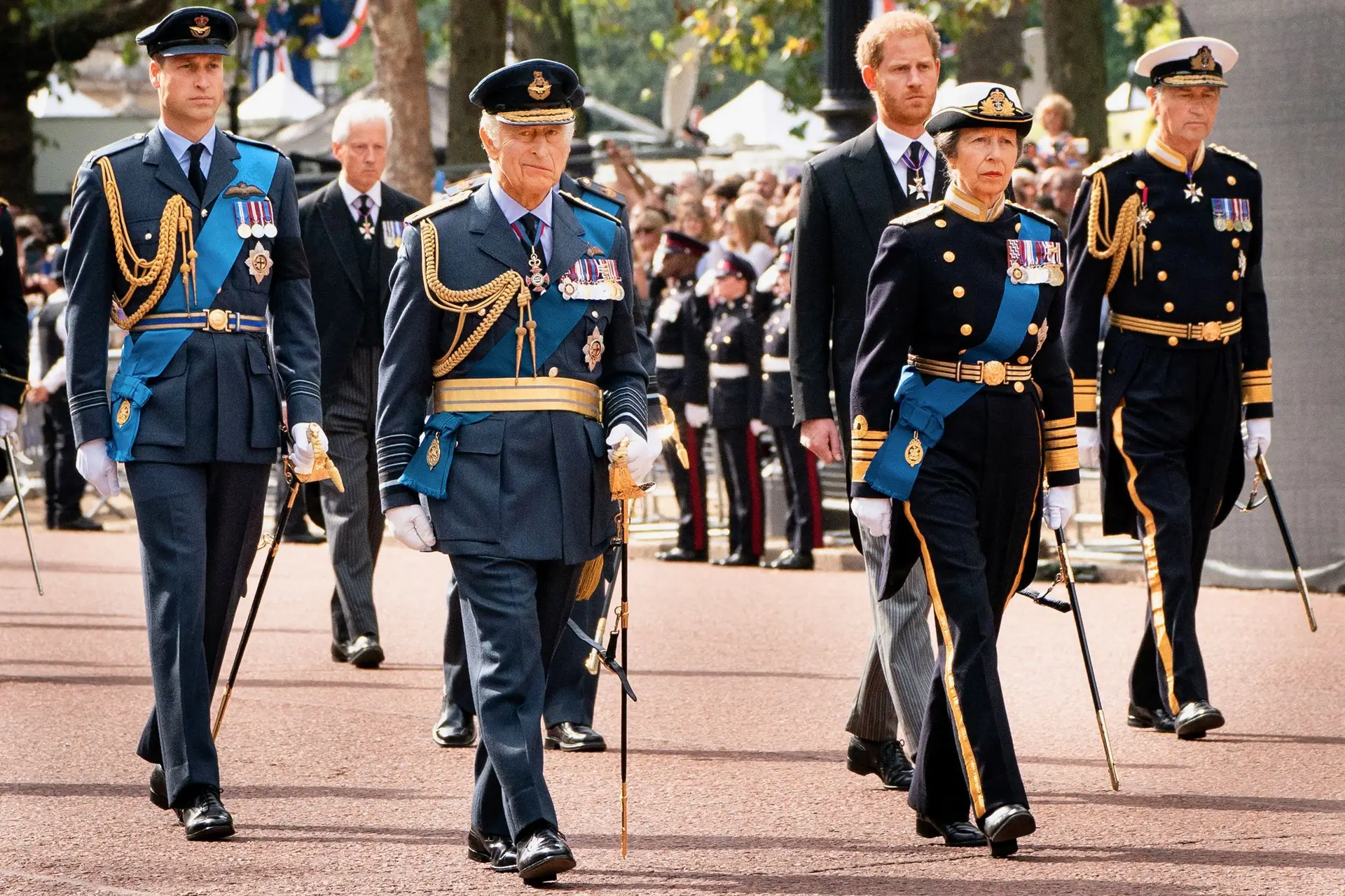 Carlos III ladeado pela irmã Ana e seguido pelos filhos, William e Harry, no cortejo fúnebre de Isabel II entre o palácio de Buckingham e o Parlamento