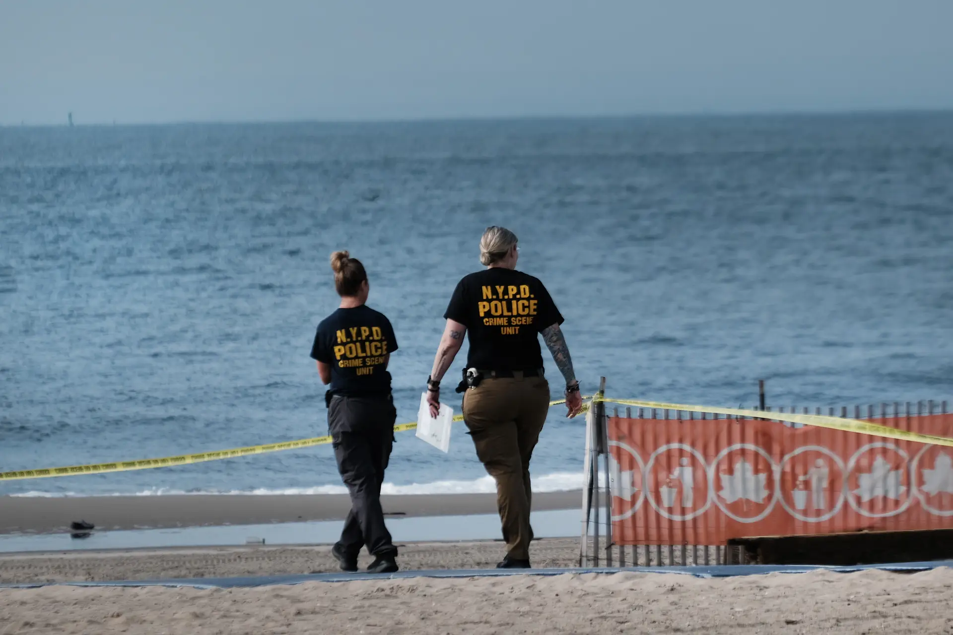 Mulher de 30 anos acusada de afogar os três filhos numa praia de Coney Island, Nova Iorque