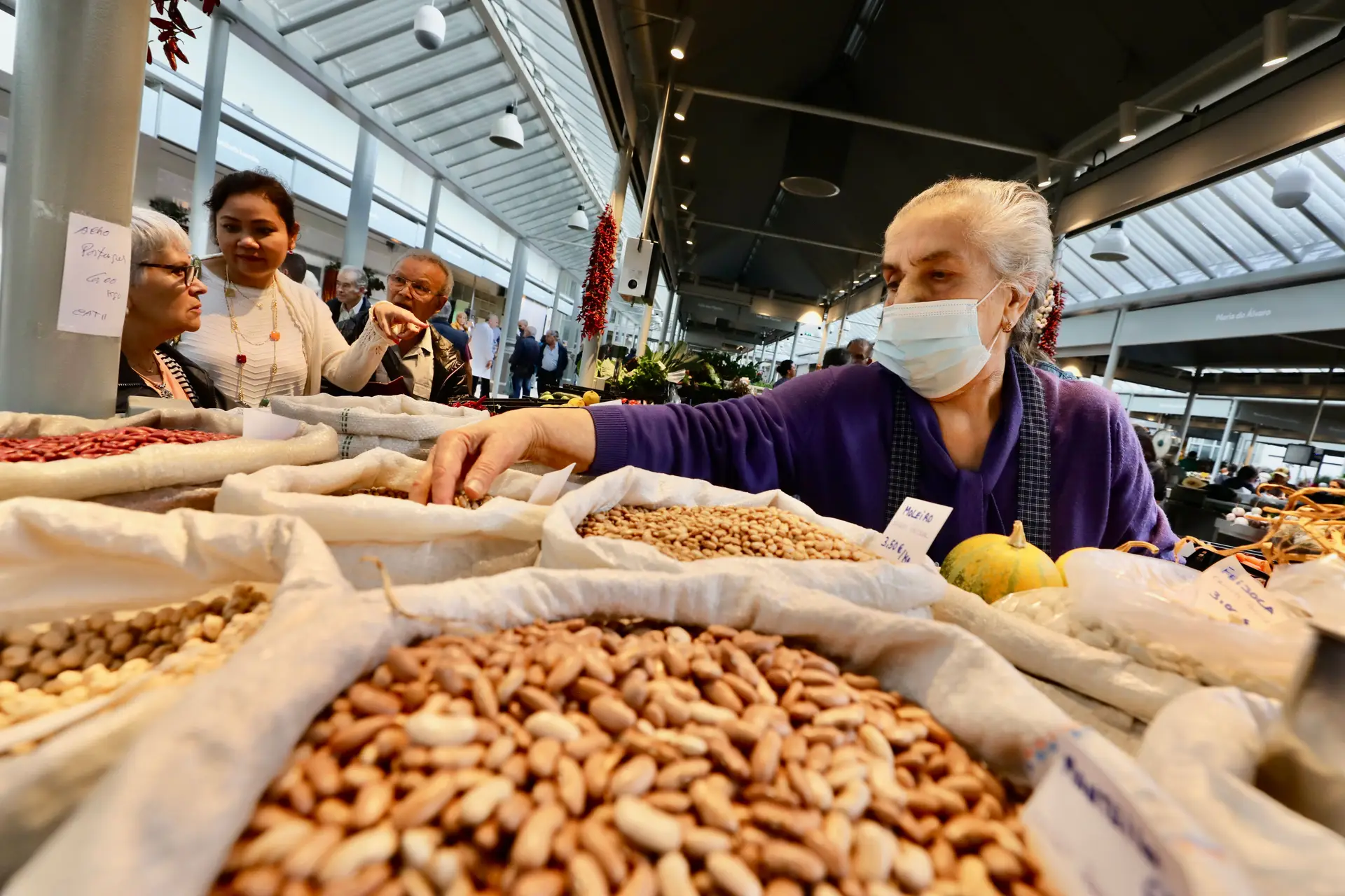 “Não se percebe de onde vêm estes aumentos contínuos, é preocupante”: preço de um cabaz básico de alimentos disparou 45 euros no último ano