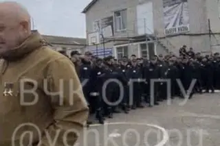 Líder de mercenários do Grupo Wagner filmado a recrutar reclusos russos para combater na Ucrânia