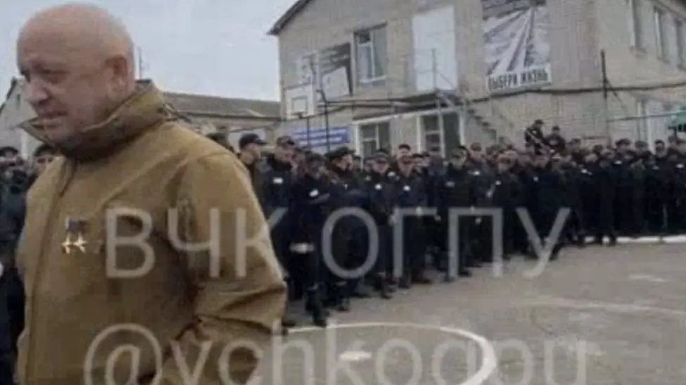 Imagem do vídeo em que Yevgeniy Prigozhin surge numa prisão da República russa de Mari El a tentar recrutar reclusos para combater na Ucrânia 