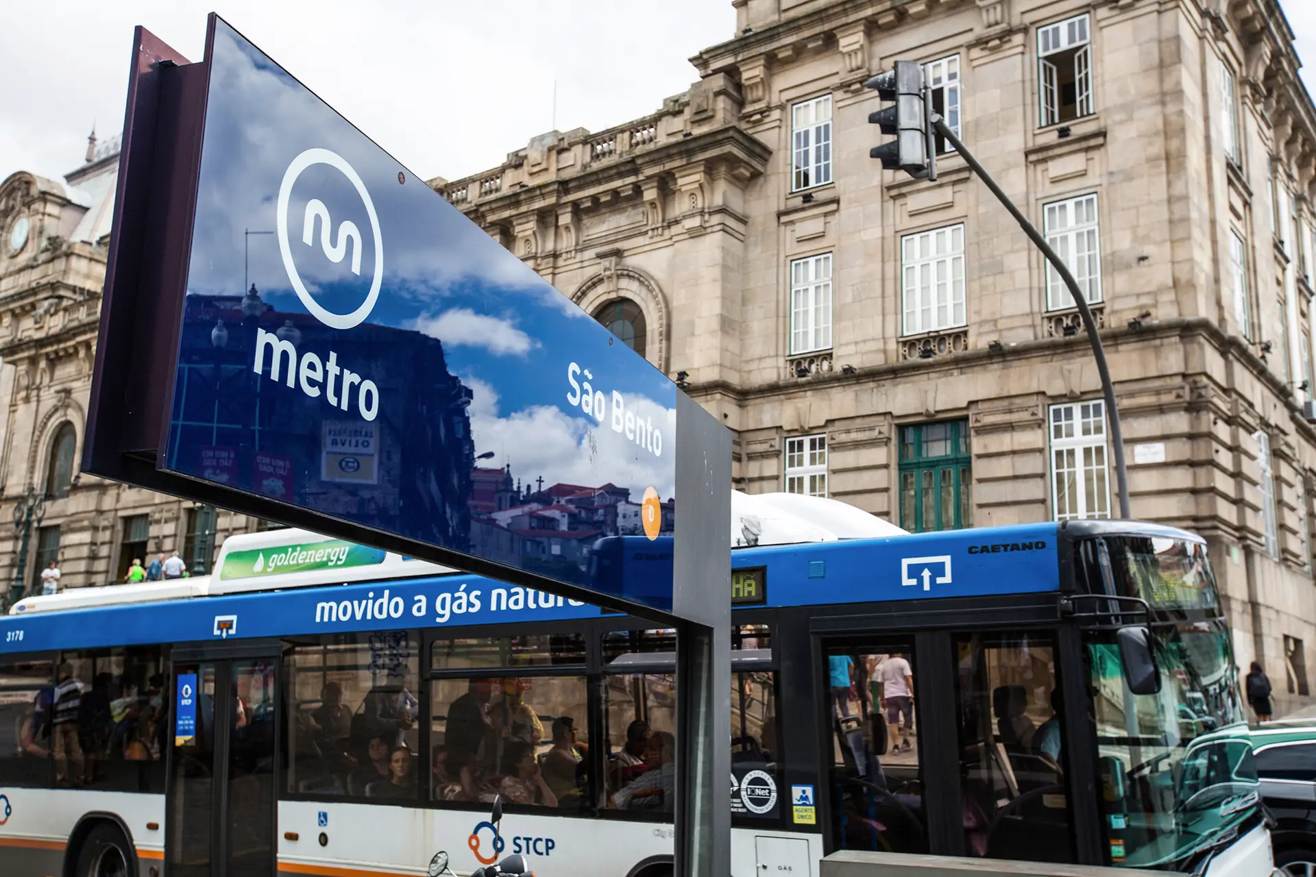 No futuro, para andar de autocarro e Metro no Porto bastará encostar o cartão bancário ao validador