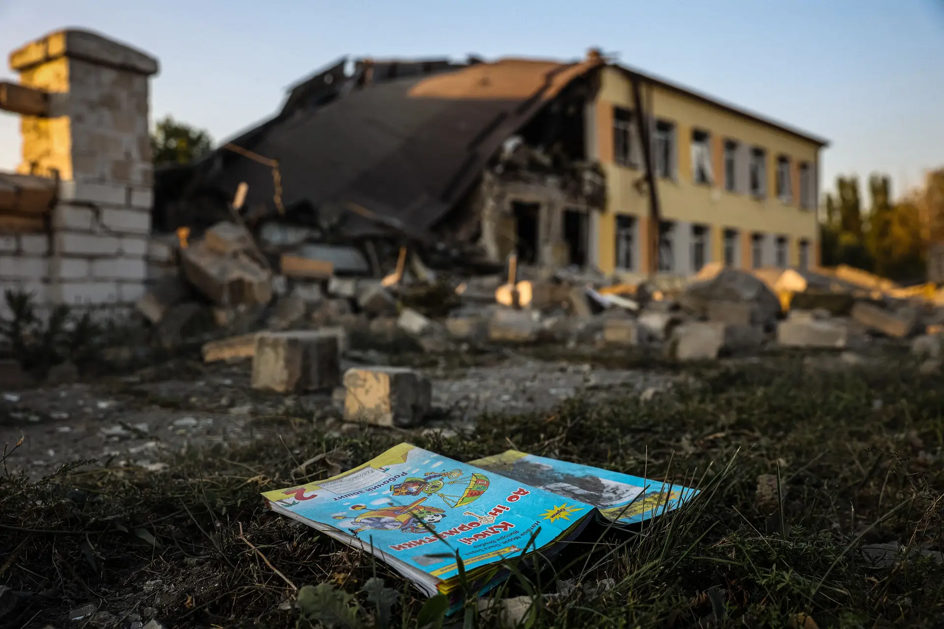 Escola destruída em Druzhkivka, Donetsk