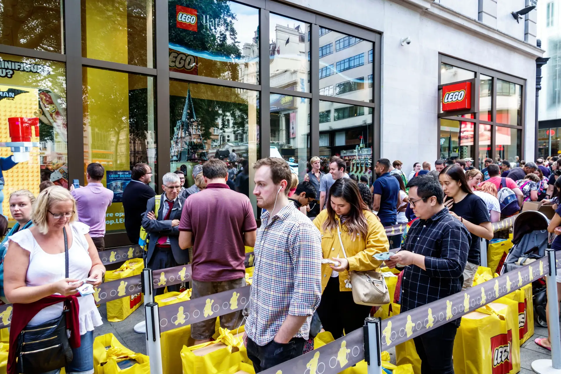 Na zona onde aconteceu o ataque, em Leicester Square, é frequente haver turistas em fila para entrar na loja da Lego