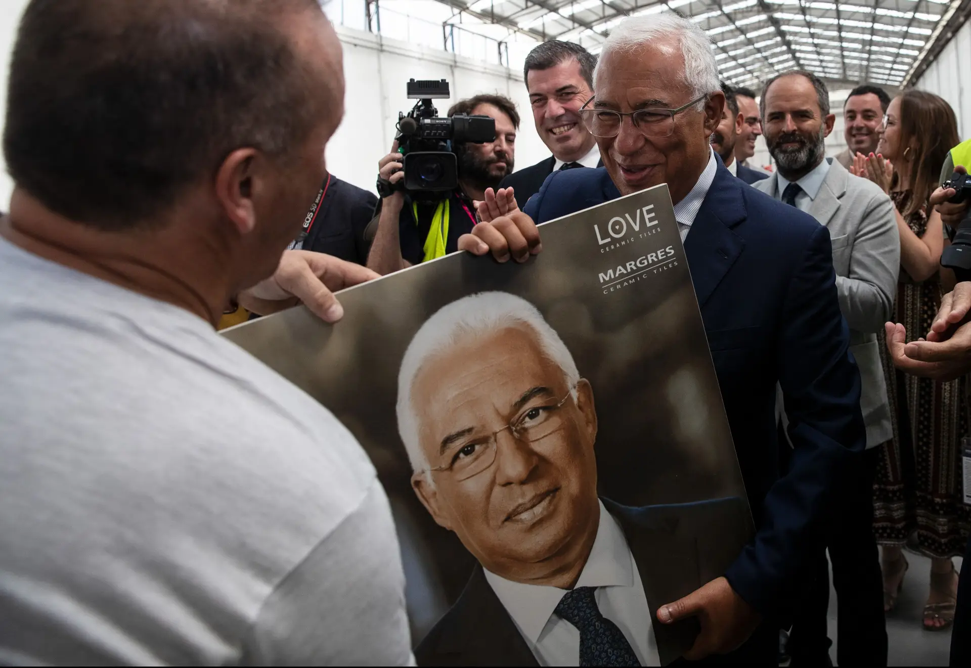 O primeiro-ministro António Costa recebe um retrato seu impresso em cerâmica durante uma visita à fábrica de cerâmica Margres, em Ílhavo