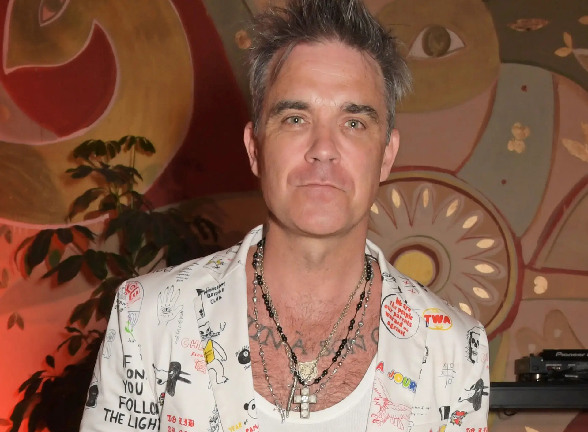 “É um grande escritor de comédia”. O que Robbie Williams tem a dizer sobre Noel Gallagher