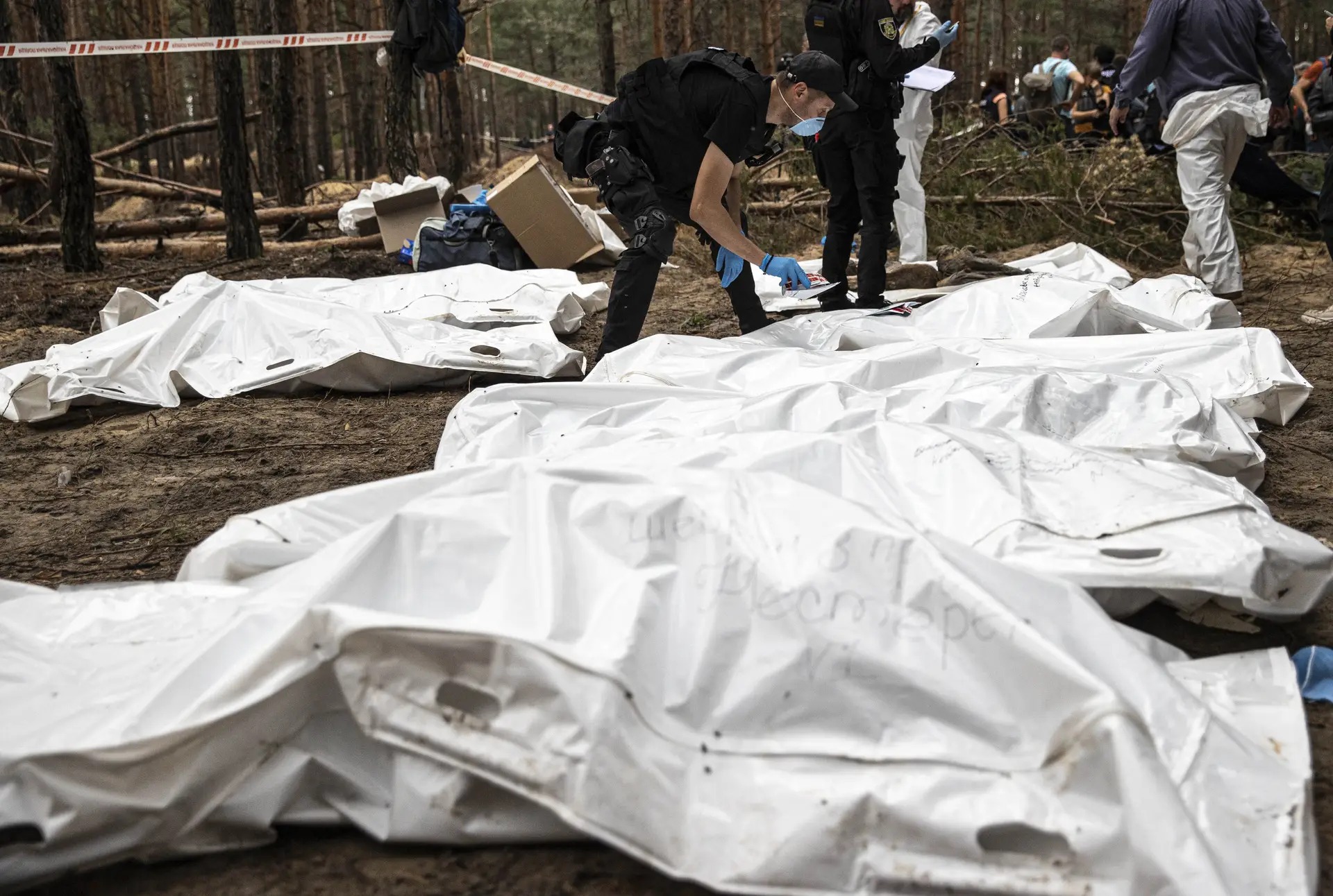 Exumação de corpos de civis em Izium após a libertação da cidade ucraniana que esteve ocupada pela Rússia 
