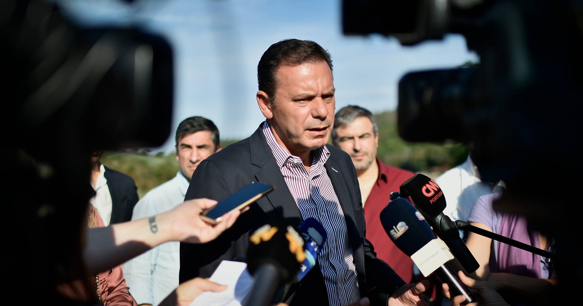 Montenegro acusa Costa de estar de “braços caídos” perante a Europa