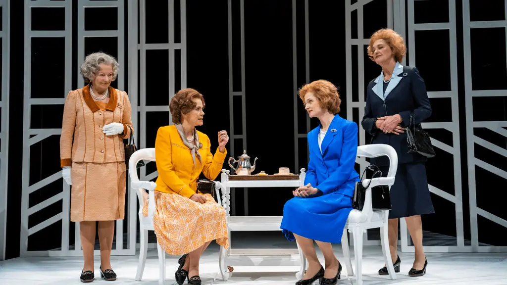 Da esquerda para a direita, Marion Bailey e Abigail Cruttenden interpretam Isabel II; Naomi Frederick e Kate Fahy dão corpo a Margaret Thatcher