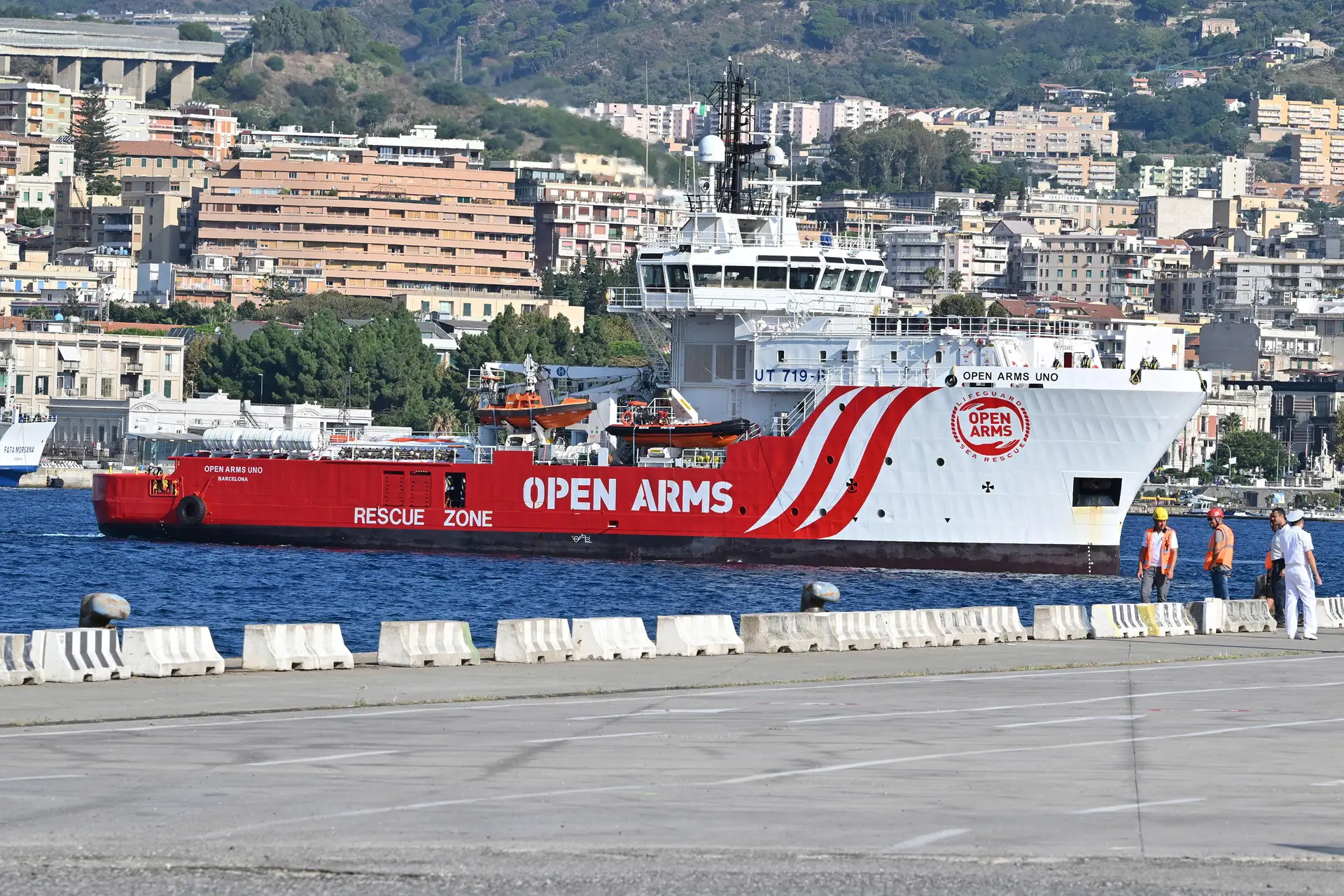 Navio resgatou 372 migrantes e o cadáver de um homem morto por traficantes