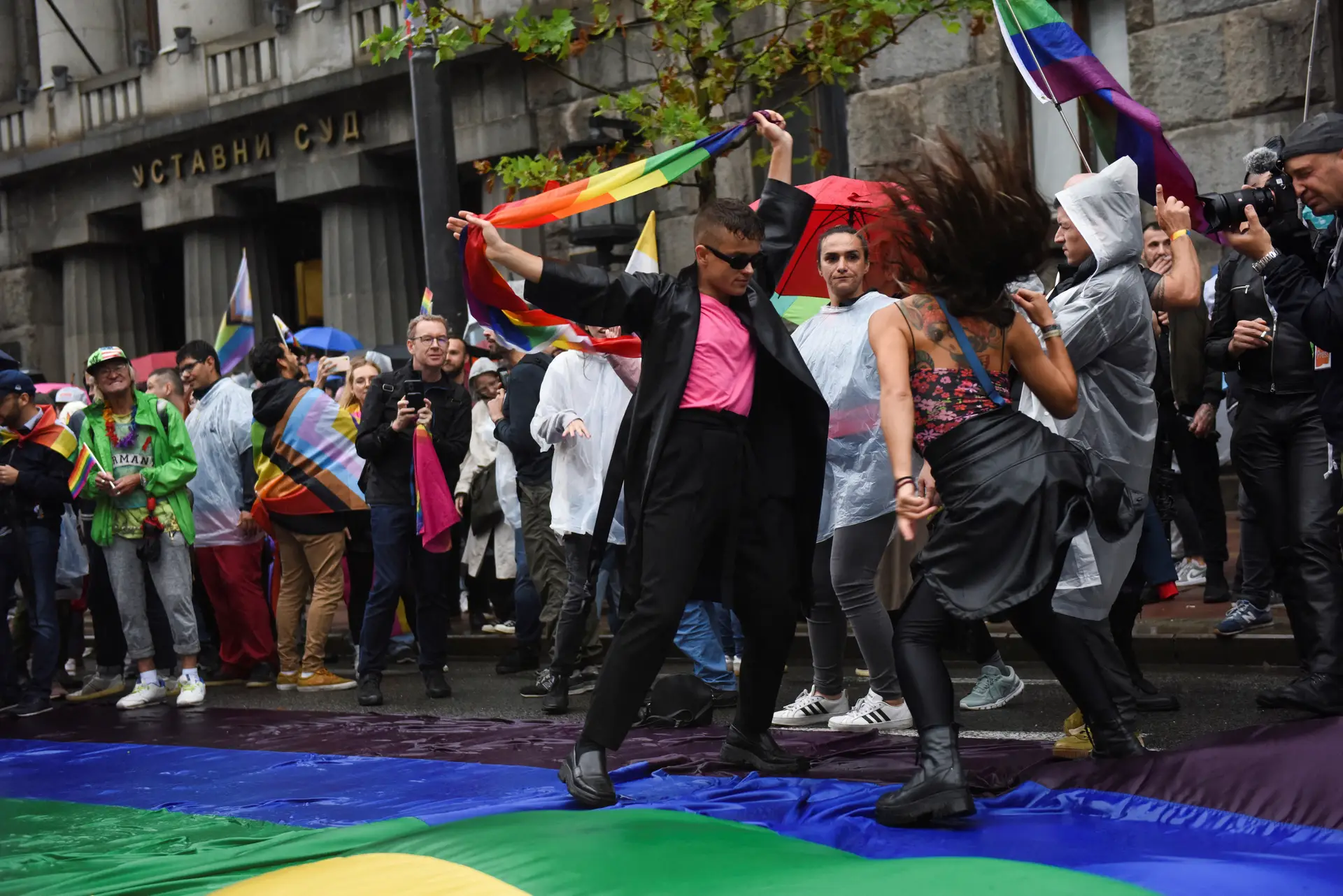 Milhares de ativistas LGBTQ+ participam em desfile proibido em Belgrado